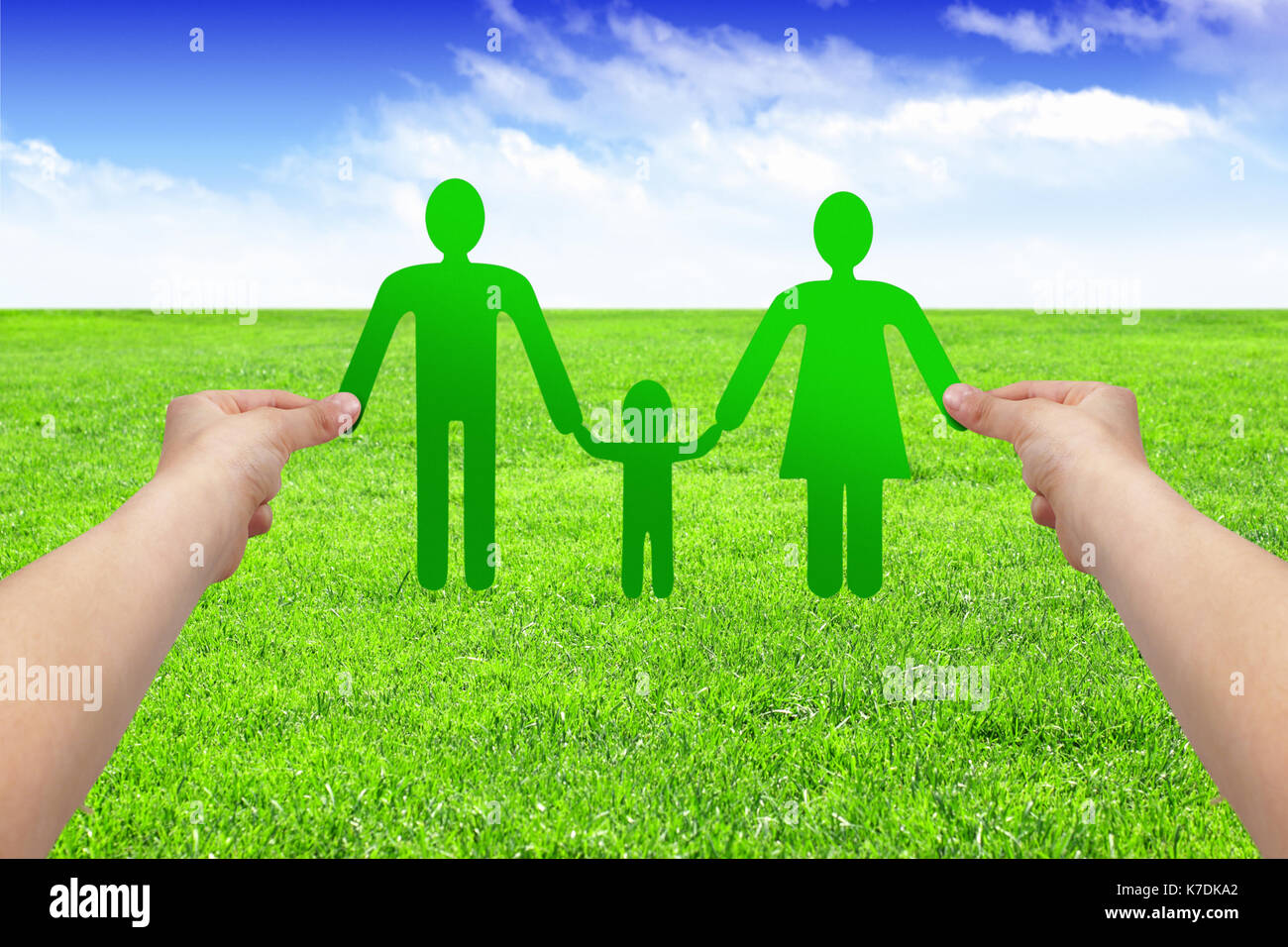 Händen halten Papier Familie, eco-Konzept Stockfoto