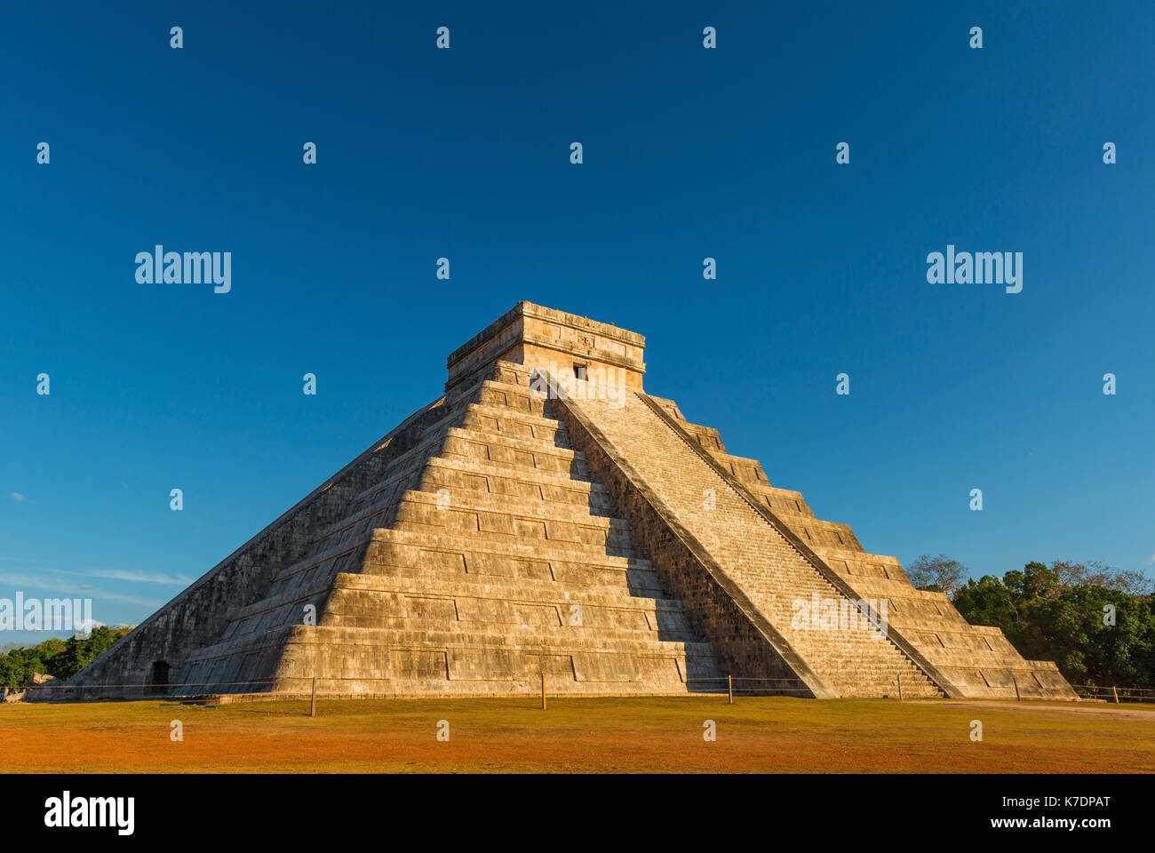 Die letzten Sonnenstrahlen auf der Kukulkan Pyramide der Maya Stadt Chichen Itza in der Yucatan Halbinsel zwischen Merida und Cancun, Mexiko zu glänzen. Stockfoto