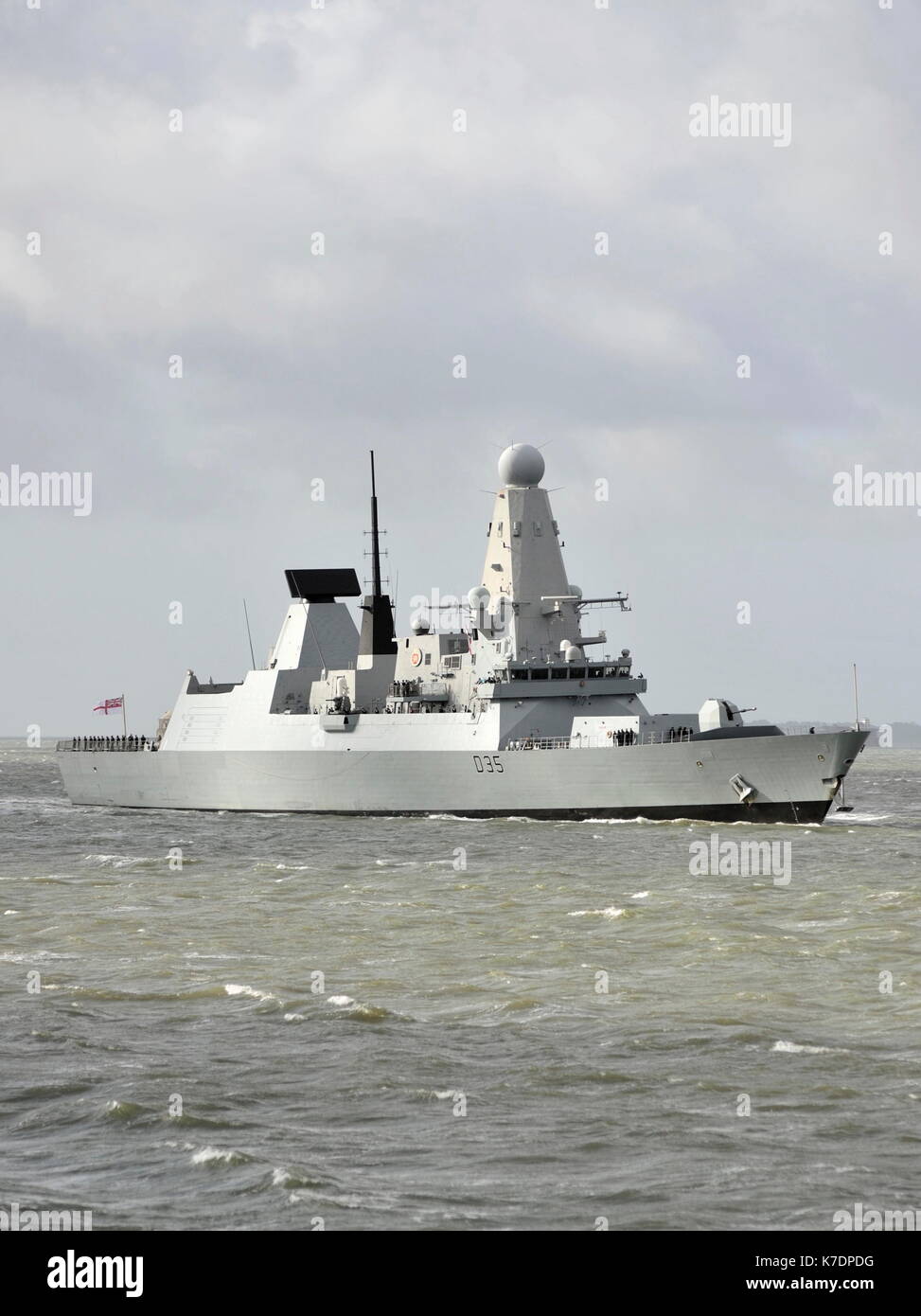 AJAXNETPHOTO. 6. MAI 2015. PORTSMOUTH, England. - Typ 45 Zerstörer HMS DRAGON BEIM EINLAUFEN IN DEN HAFEN NACH LANGWIERIGEN BEREITSTELLUNG. Foto: Jonathan Eastland/AJAX REF: DTH 150605 37931 Stockfoto