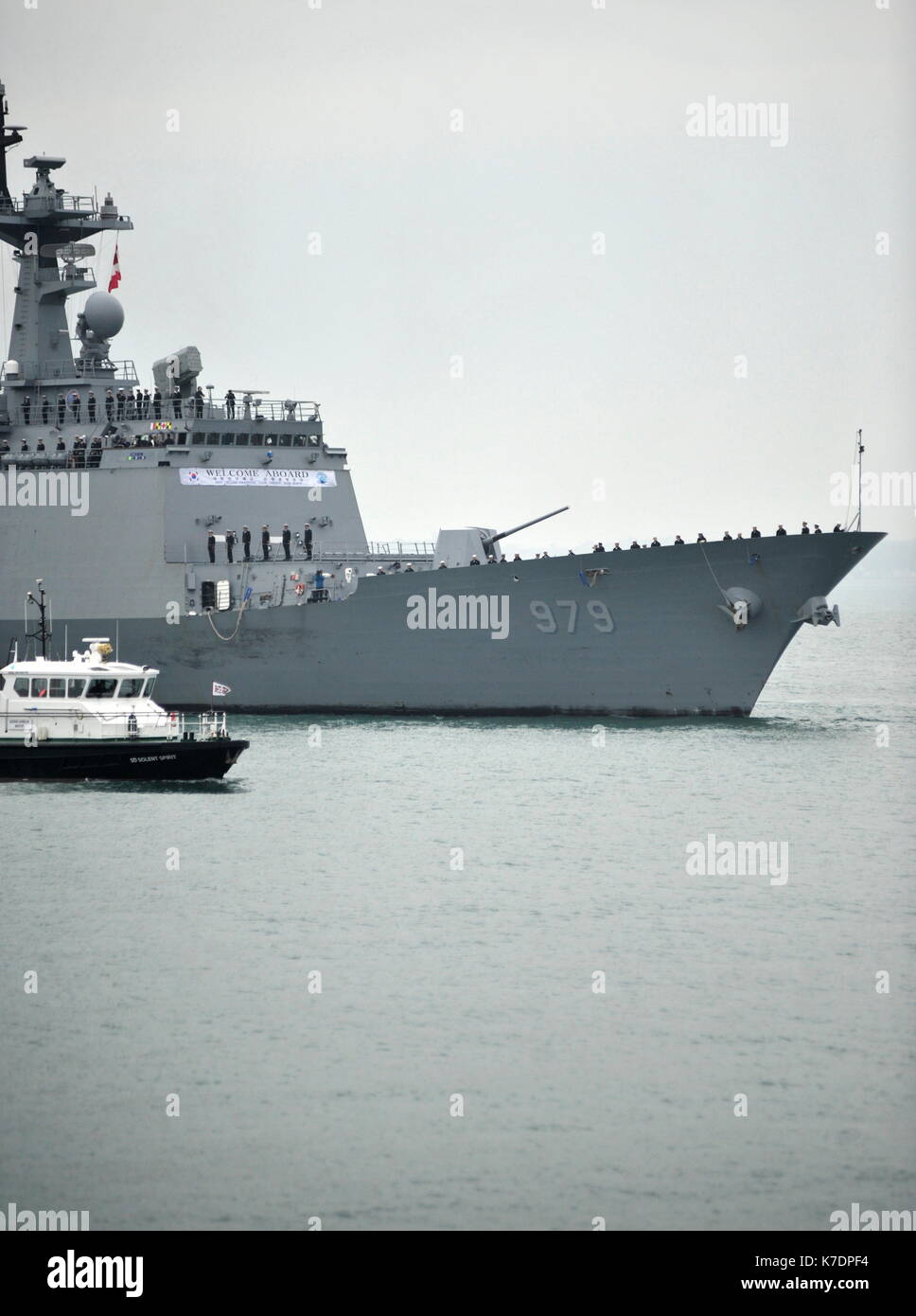 AJAXNETPHTO. - 03. NOVEMBER 2015. PORTSMOUTH, England. - ROKS (REPUBLIK KOREA) ZERSTÖRER KAM GAM CHAN feuerte 21 GUN SALUTE BEI DER ANKUNFT AM PNB. Foto: TONY HOLLAND/AJAX REF; DTH 150311 39876 Stockfoto