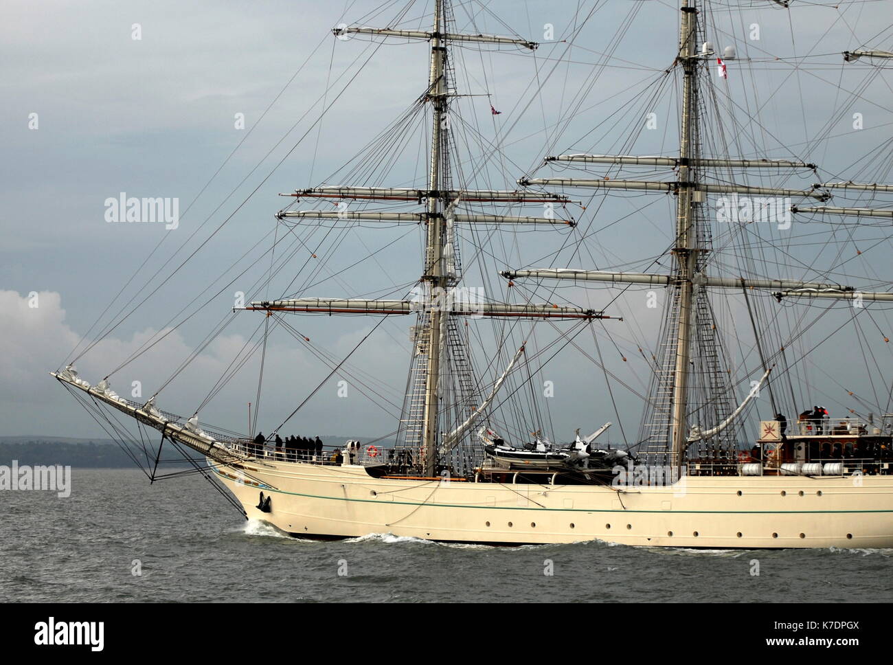AJAXNETPHOTO. 8. Oktober 2014. PORTSMOUTH, England. - TRAINING Schiff fährt - die OMANISCHE MARINE TALL SHIP STV SHABAB OMAN 2 Blätter PORTSMOUTH. Foto: TONY HOLLAND/AJAX REF: DTH 140810_1186 Stockfoto