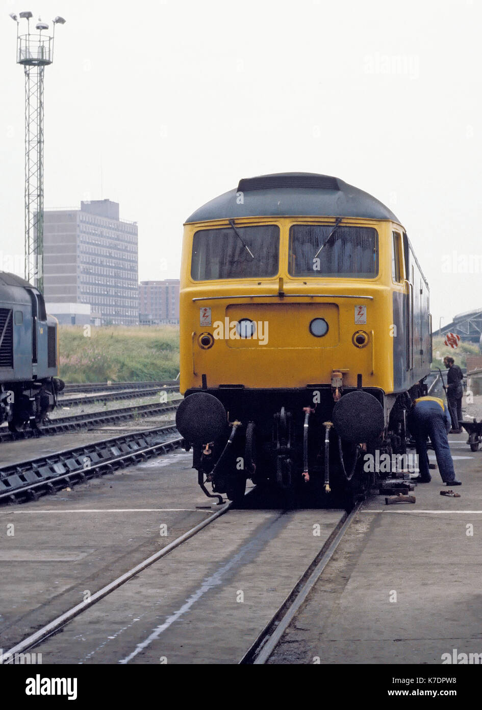 Class 47 Lokomotive, die Aufmerksamkeit von der Monteure in Crewe Diesel Depot in den 80er Jahren Stockfoto