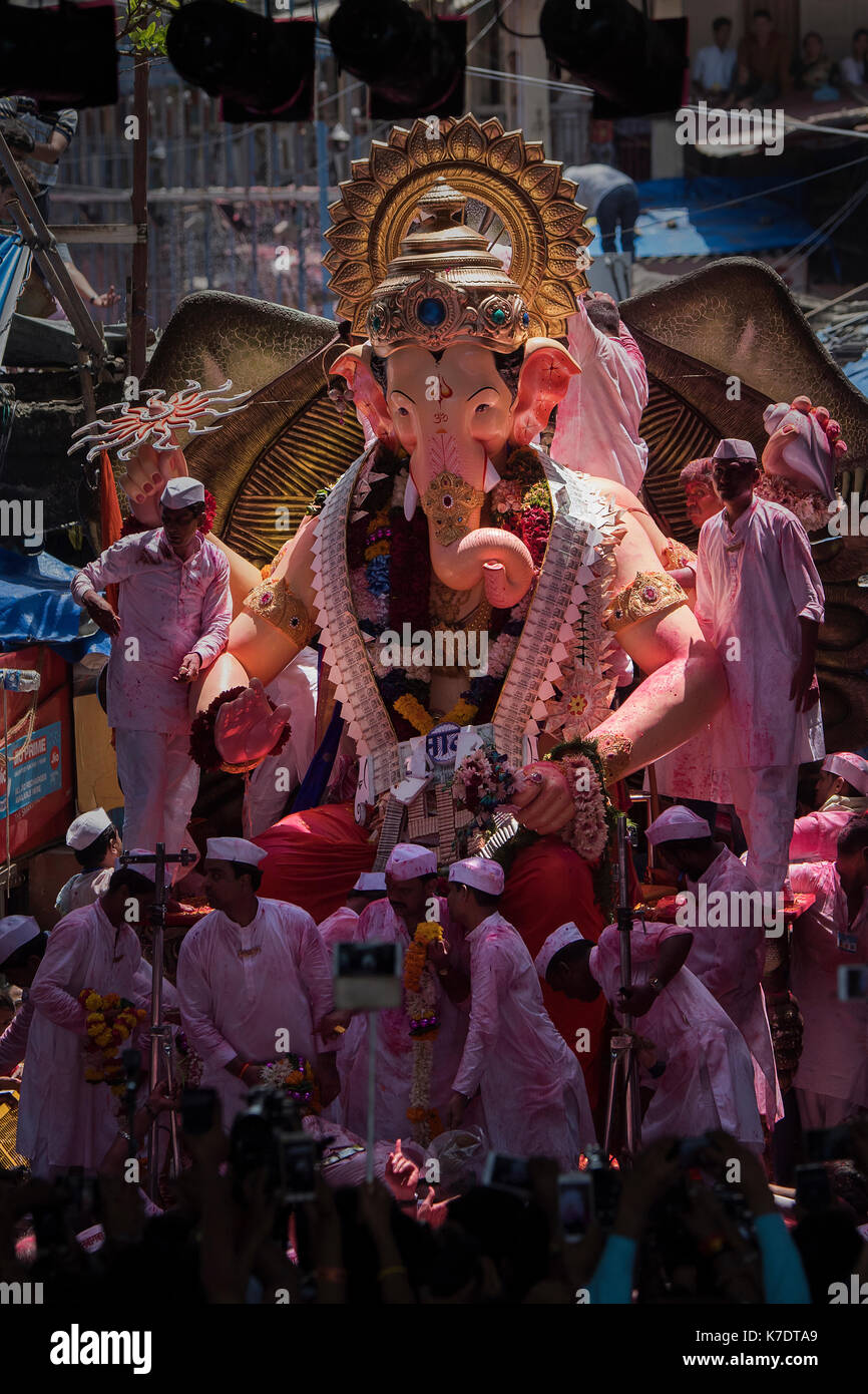 Das Bild der Ganpati für Elefanten unter der Leitung Herr der berühmte lalbaug cha Raja auf dem Weg an lalbaug zu eintauchen. Mumbai, Indien Stockfoto