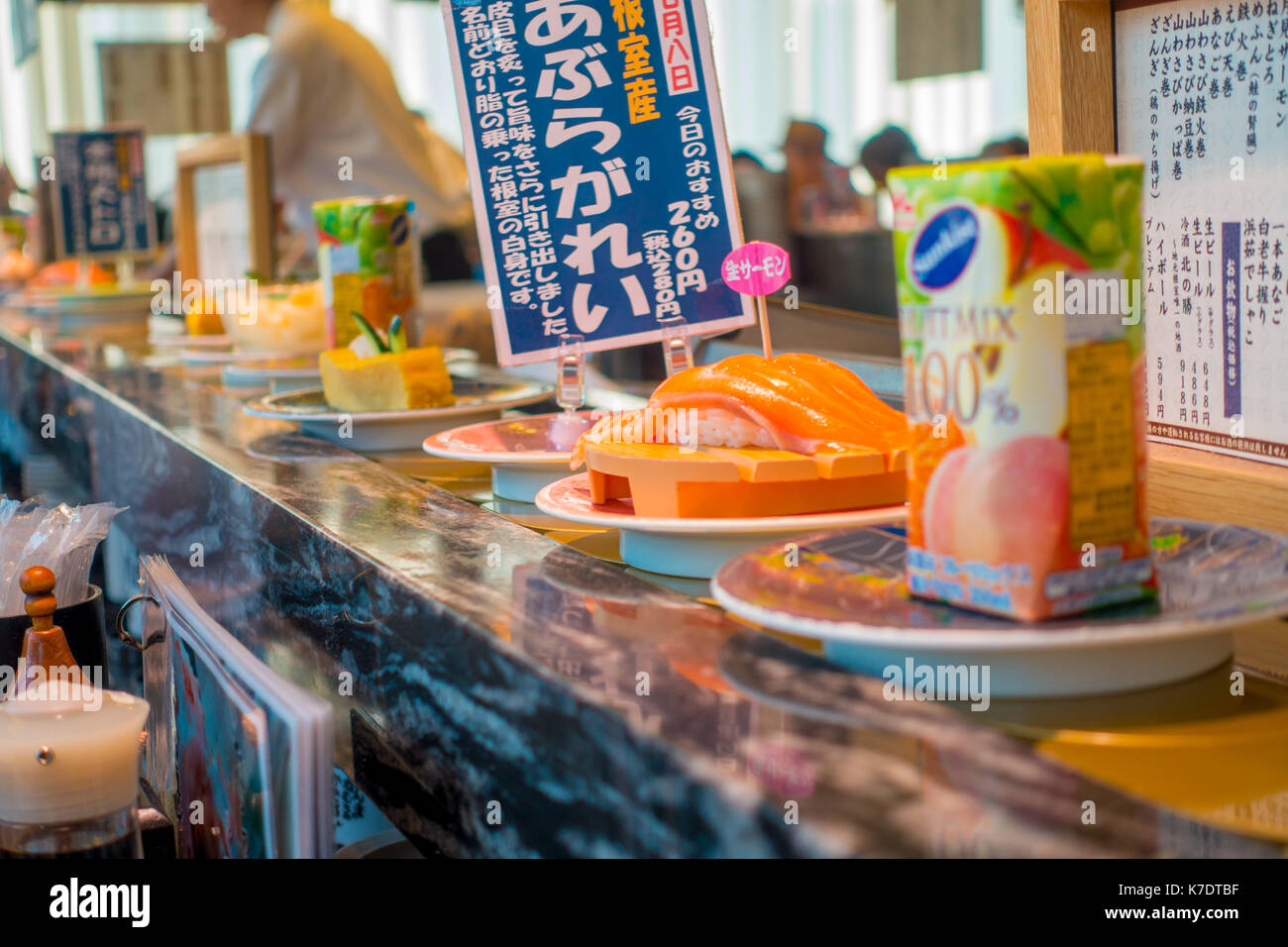 Tokio, Japan-28 Jun 2017: Nahaufnahme der sortierten japanesse Lebensmittel über eine Tabelle innerhalb einer kaitenzushi Förderband Sushi Restaurant in Tokio Stockfoto