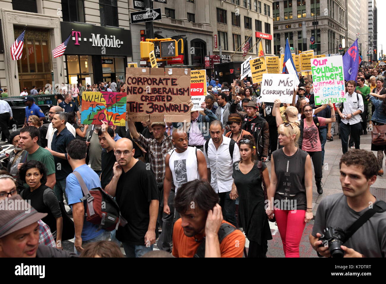 Unterstützer März in einer 3.000 person Protest von Liberty Plaza zum Hauptquartier der Nypd als Teil der Bewegung der 'Besetzt die Wall Street" in New York Stockfoto