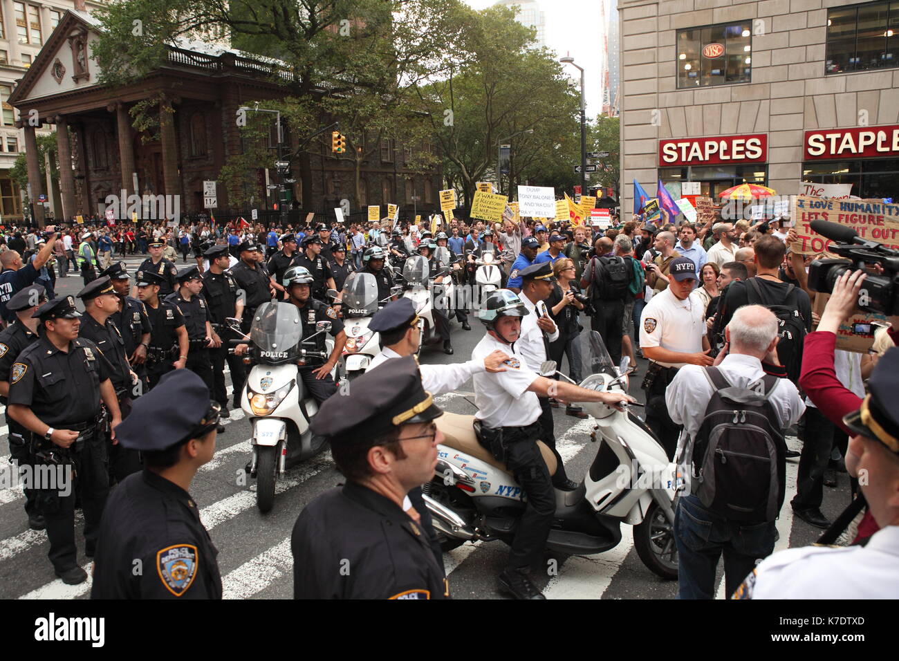 NYPD officers direkten Anhänger in einer 3.000 Person protestmarsch von Liberty Plaza zum Hauptquartier der Nypd als Teil der "Besetzt die Wall Street' Stockfoto