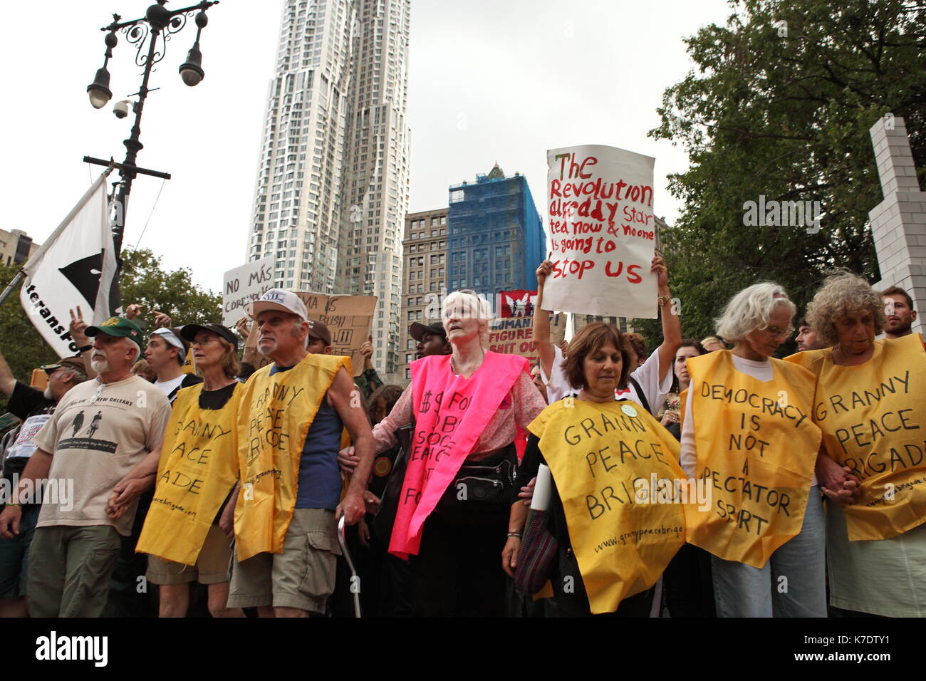 Die "Granny Peace Brigade" führt eine 3.000 person Protest von Liberty Plaza zum Hauptquartier der Nypd als Teil der movemen "Besetzt die Wall Street' Stockfoto