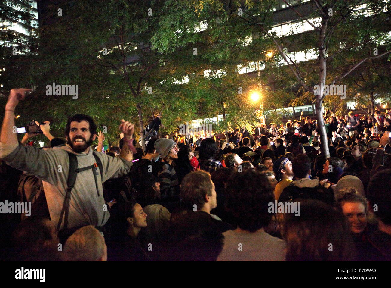 Die Demonstranten der Bewegung der 'Besetzt die Wall Street" feiern, wie eine Ansage, die es Ihnen ermöglichen, im Zuccotti Park übernachten am Morgen des Oktober gemacht wird Stockfoto