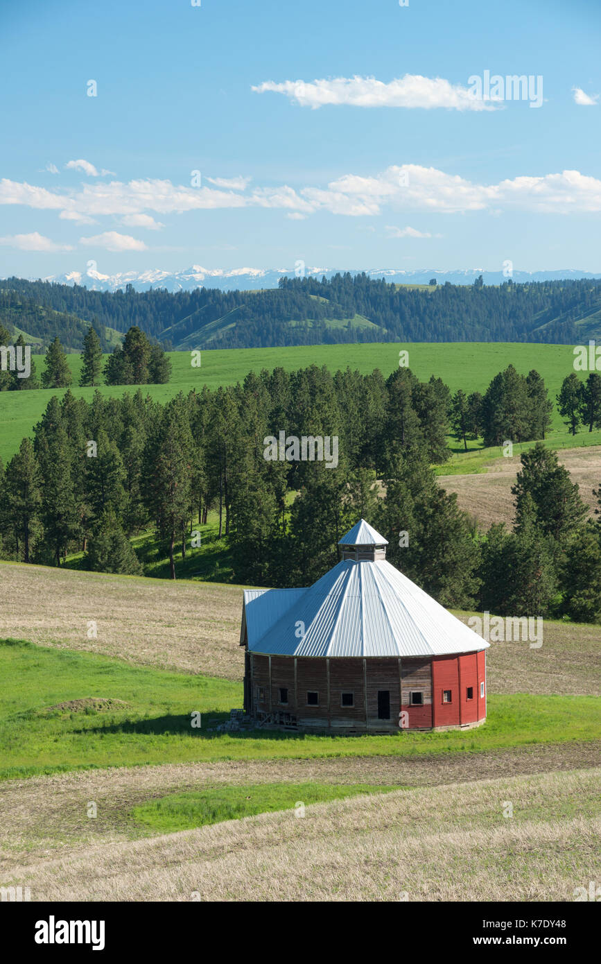 Runde Scheune auf einem Bauernhof in der Nähe von Flora, Oregon, mit der Wallowa Mountains im Hintergrund. Stockfoto