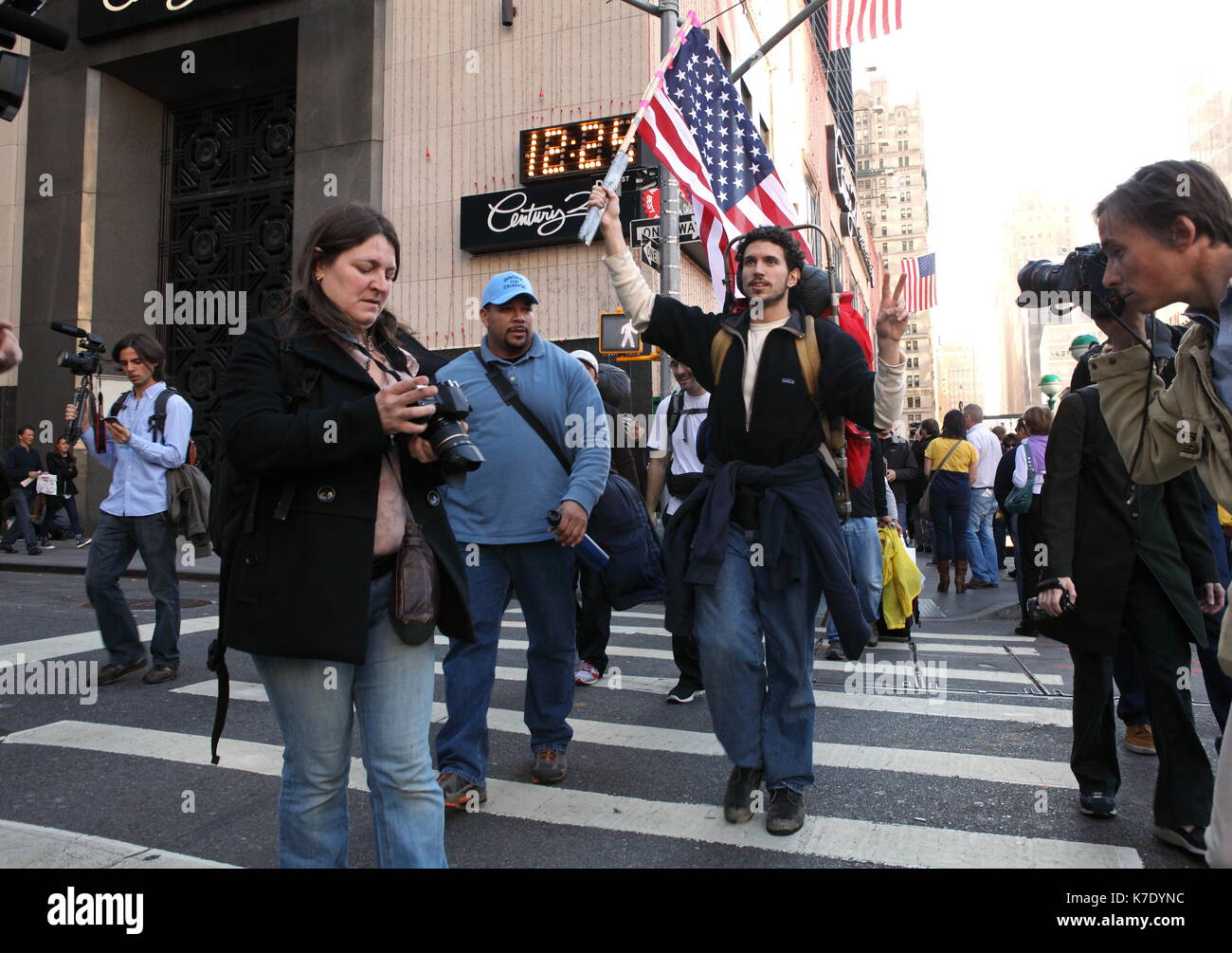 Mitglieder der Wall Street Occupy-bewegung beginnen Sie ihren Spaziergang durch Downtown Manhattan am 9. November 2011. Etwa 25 Mitglieder der Bewegung ein Stockfoto