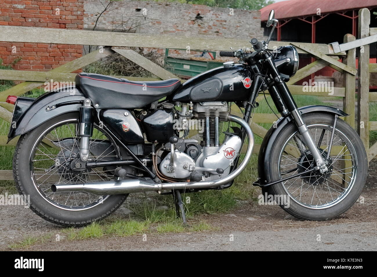 Restaurierten historischen Matchless G3 LS 350 ccm Motorrad Oldtimer oder  Motorrad in der Nähe von einem Bauernhof im Norden von Wales mit einer  Scheune im Hintergrund geparkt Stockfotografie - Alamy