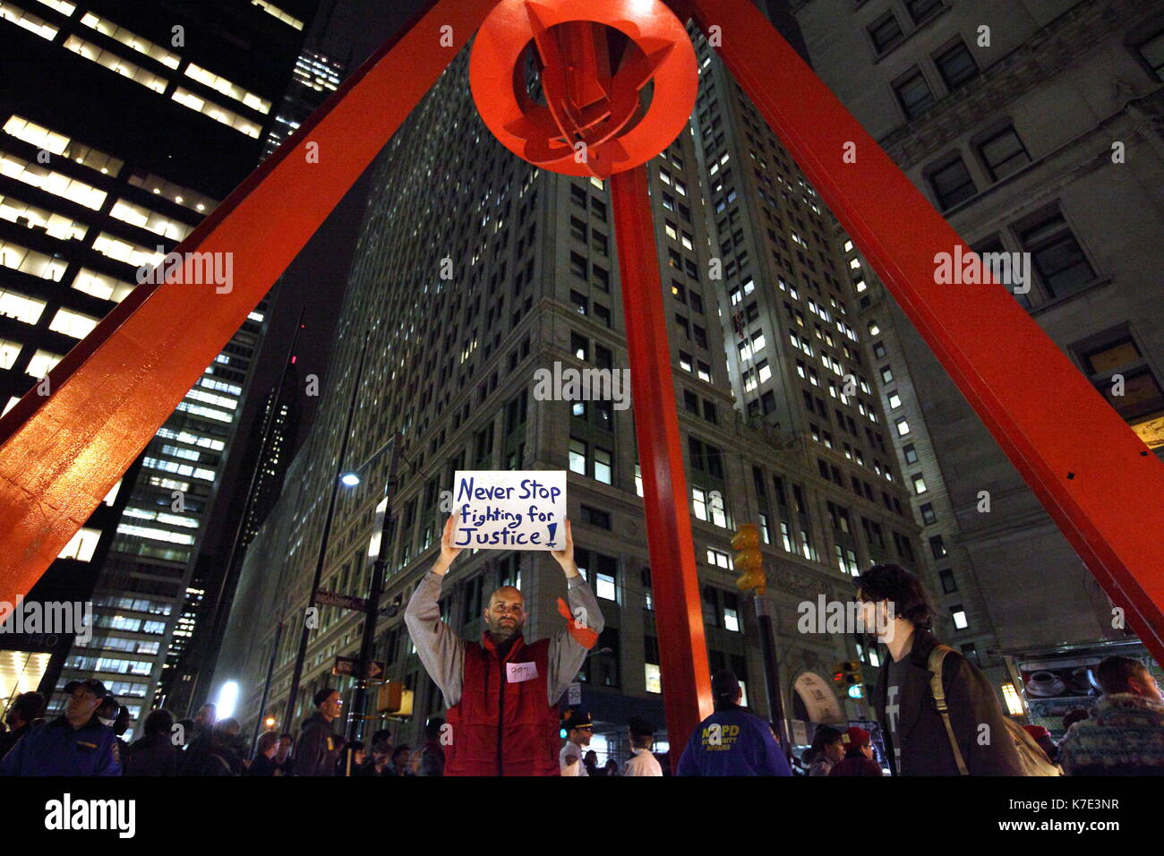 Wall Street Demonstranten besetzen Feiern nach einer Zuccotti Park nach dem frühen Morgen Zwangsräumung ihrer Bewegung von Zuccott Stockfoto