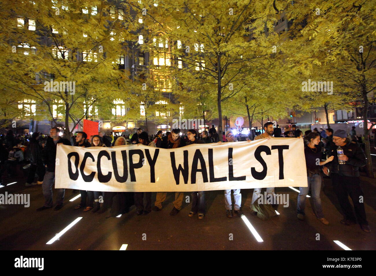 Wall Street Demonstranten besetzen Feiern nach einer Zuccotti Park nach dem frühen Morgen Zwangsräumung ihrer Bewegung von Zuccott Stockfoto