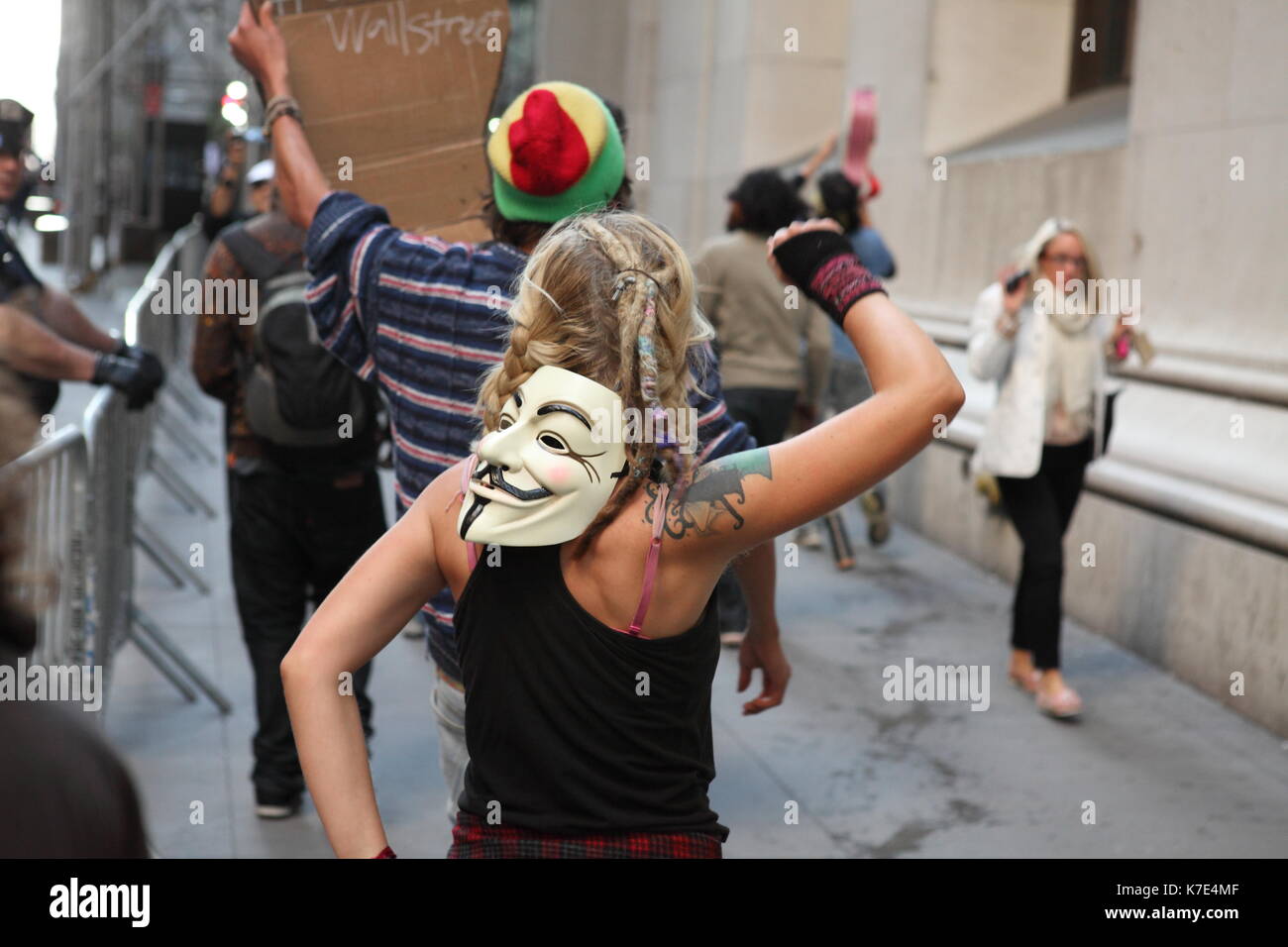 Anhänger der Bewegung "Besetzt die Wall Street" versammeln sich an der Wall Street wie sie protestieren Finanzsektor Gier, Regierung Mitschuld und Konsumismus auf Se Stockfoto