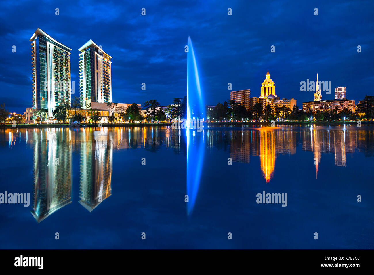 Batumi Skyline und seine Reflexionen im Wasser, Georgia. Stockfoto