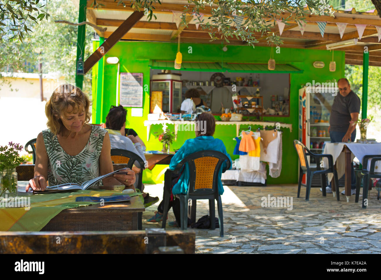 Ein griechisches Cafe auf dem Berg Straße in Kefalonia. Stockfoto