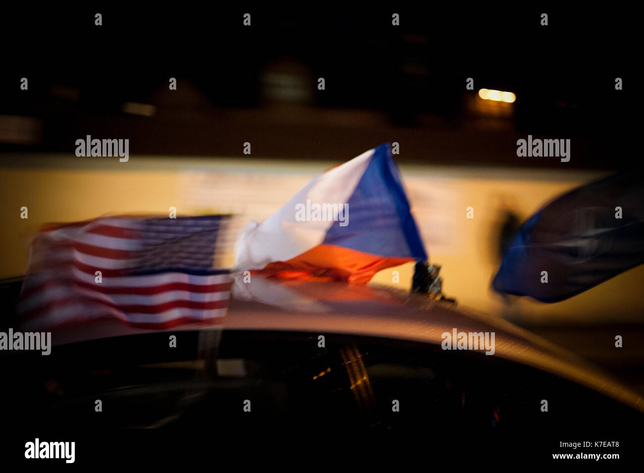 Amerikanischen und tschechischen Fahne am Auto Stockfoto