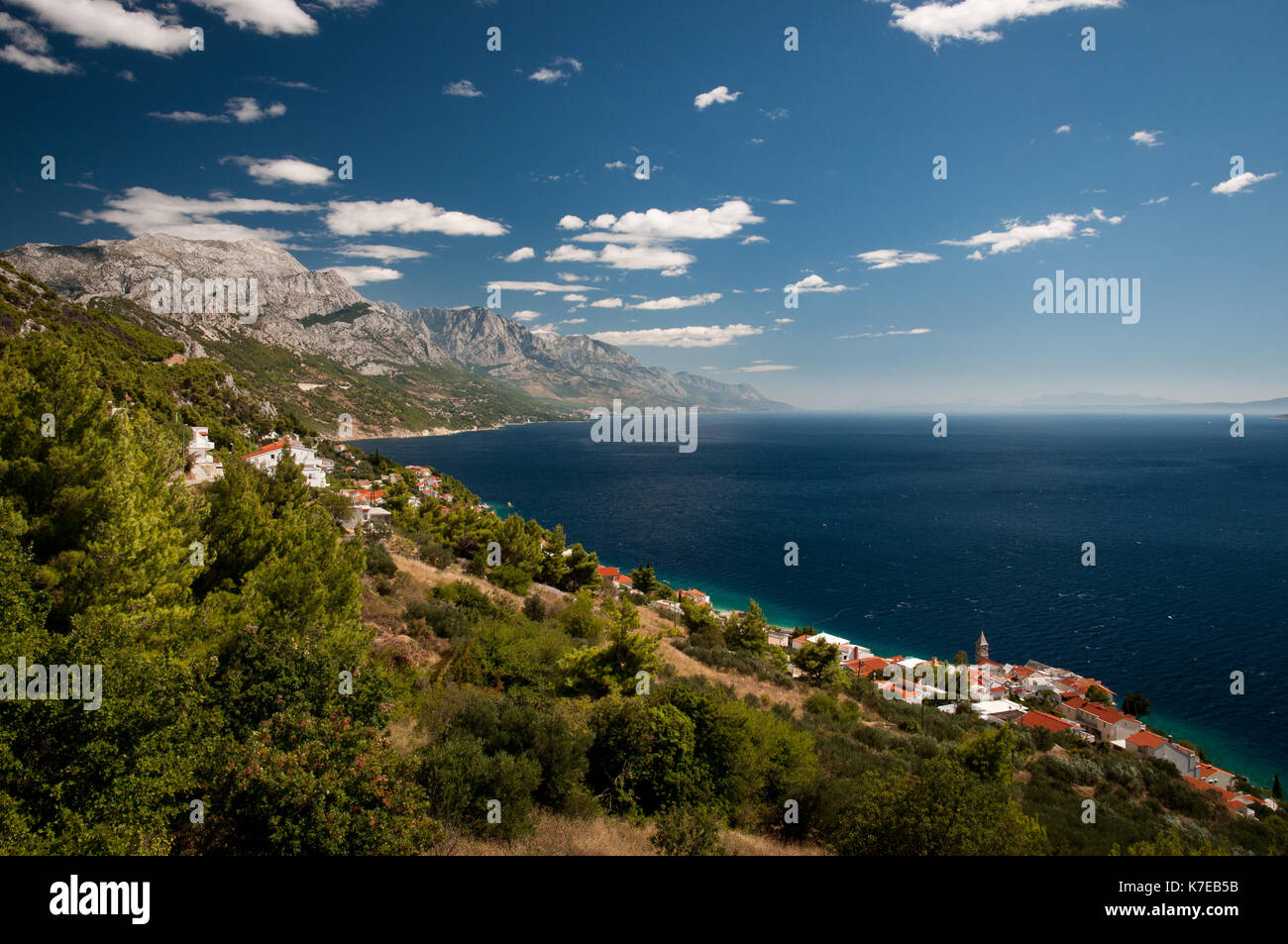 Kroatien Dorf Pisak an der Küste von Meer unter blauem Himmel mit weißen Wolken Stockfoto