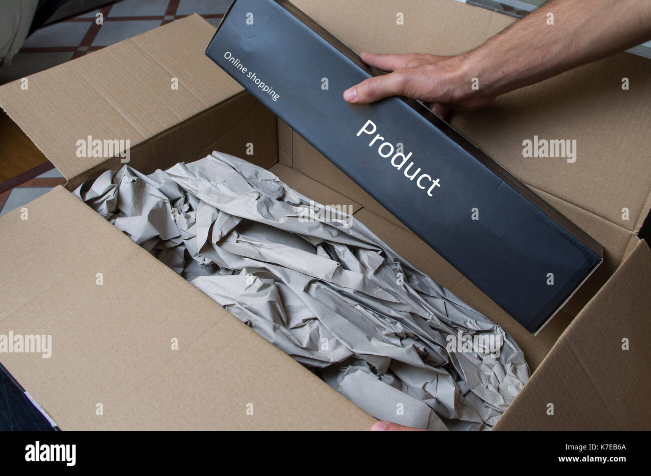 Auslieferung auspacken. Hände öffnen einen Versandkarton Stockfoto