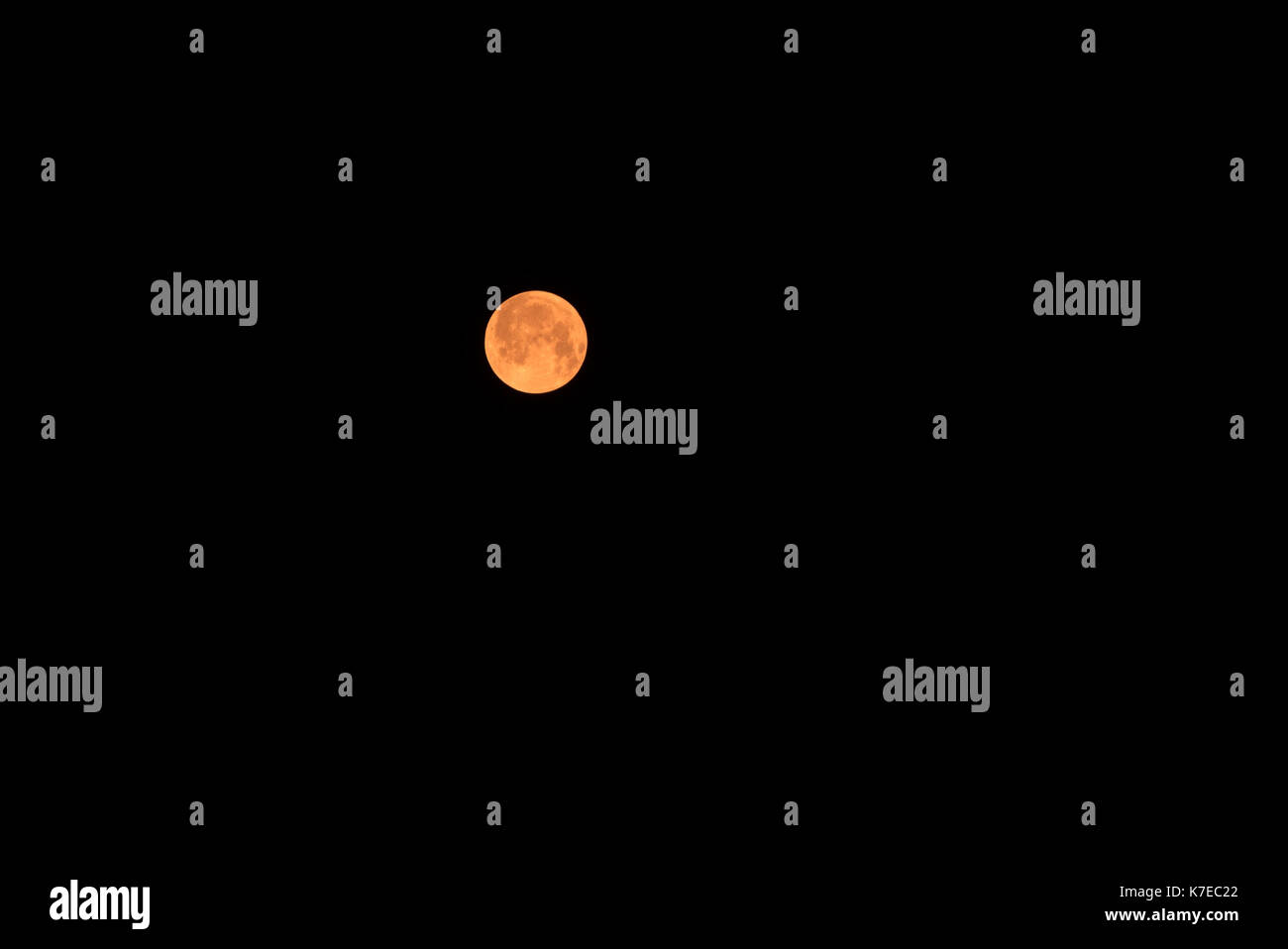 Vollmond gesehen durch Rauch von Waldbränden. Stockfoto