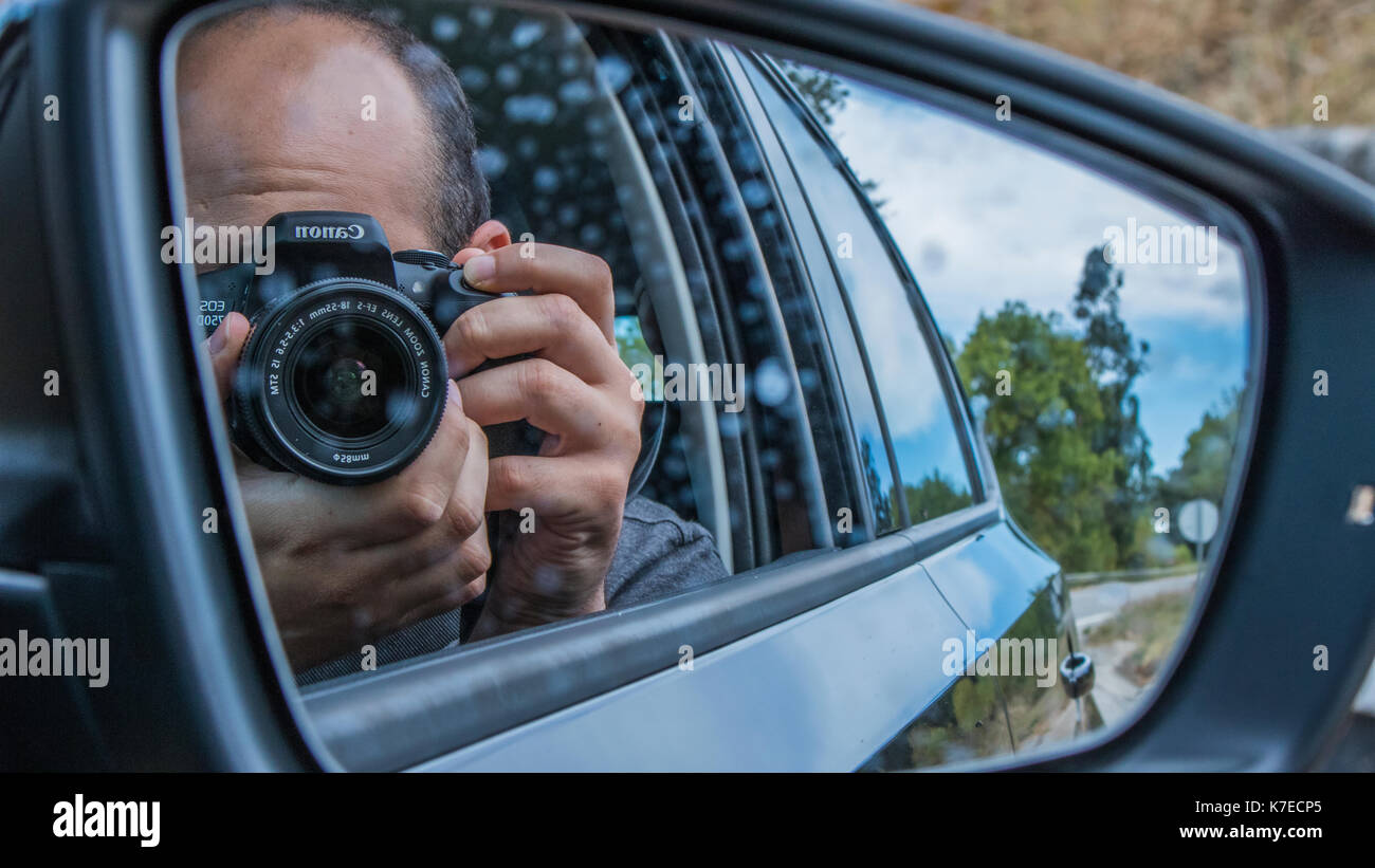 Ein photografer Schoß photografy Trog ein Auto Spiegelbild Stockfoto