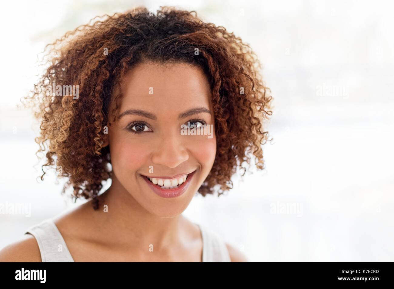 Portrait von Mitte der erwachsenen Frau lächelnd. Stockfoto
