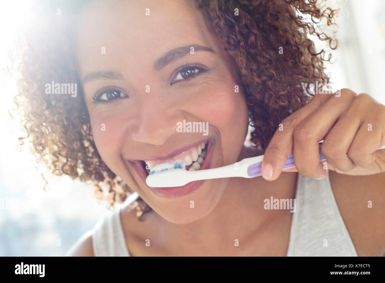 Portrait von Mitte der erwachsenen Frau die Zähne putzen. Stockfoto