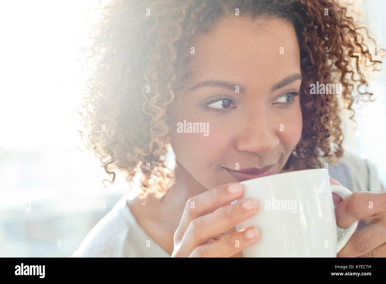 Mitte der erwachsenen Frau trinkt Kaffee. Stockfoto