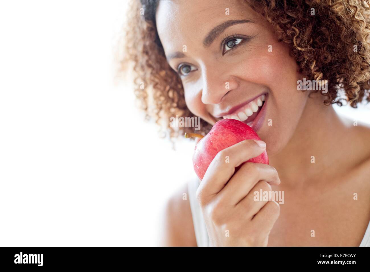 Mitte der erwachsenen Frau essen Apple. Stockfoto