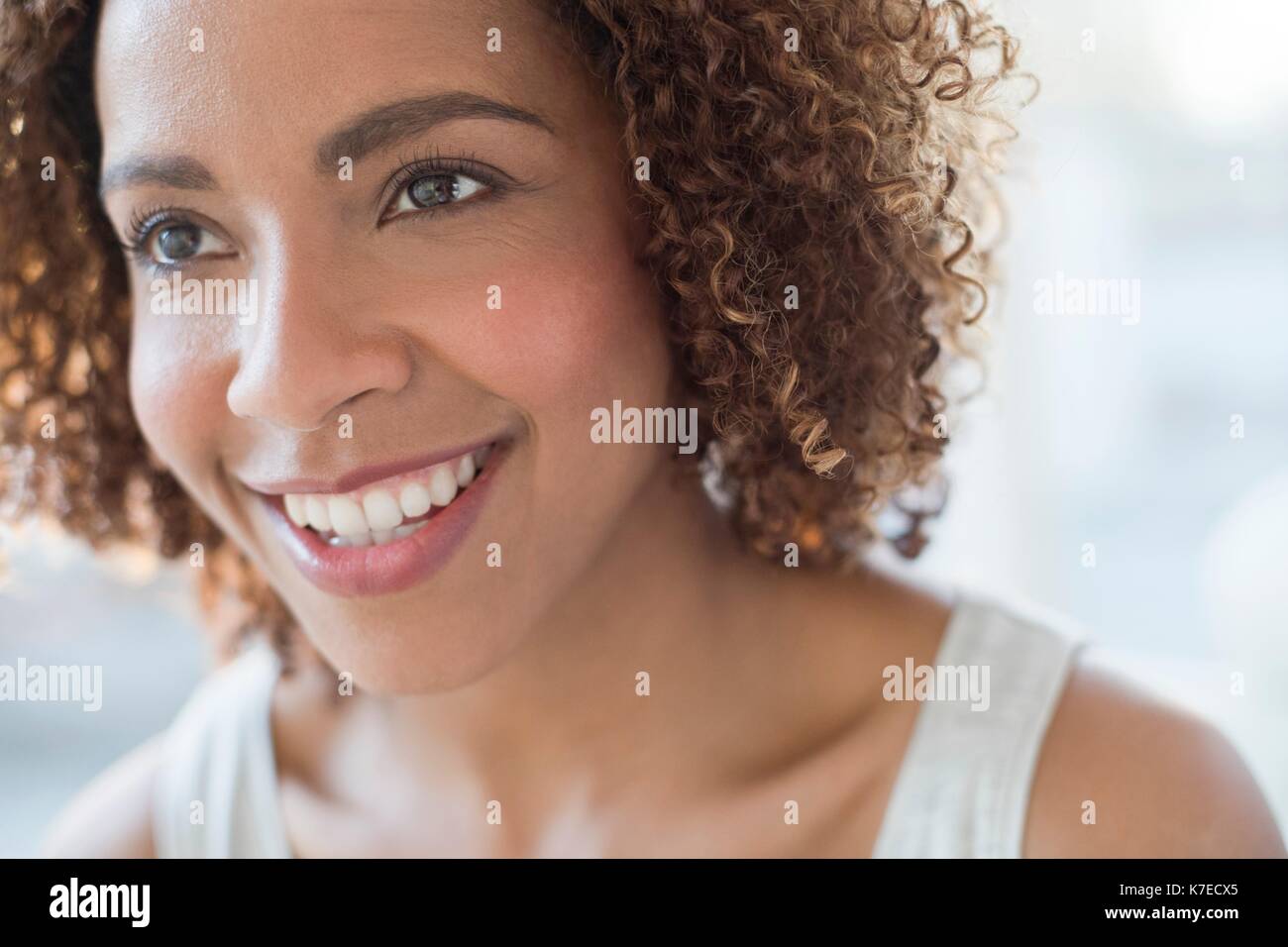Portrait von Mitte der erwachsenen Frau lächelnd. Stockfoto
