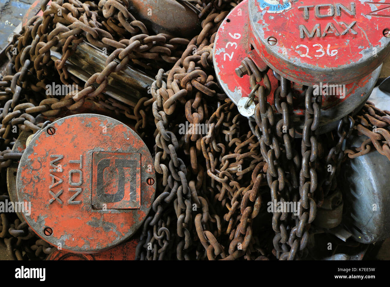 Kettenzüge, Rost im E B Eddy Papierfabrik Komplex in Ottawa, Kanada, die geschlossen wurden, seit 2007. Stockfoto