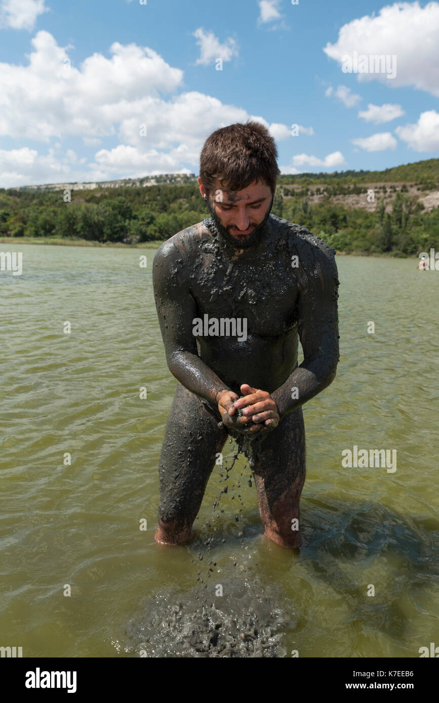 Mann sammeln Schlamm Salt Lake Stockfoto
