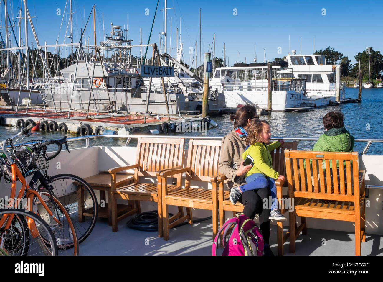 Familie mit einer Fähre im Berkeley Marina Überschrift über der Bucht von San Francisco. Stockfoto