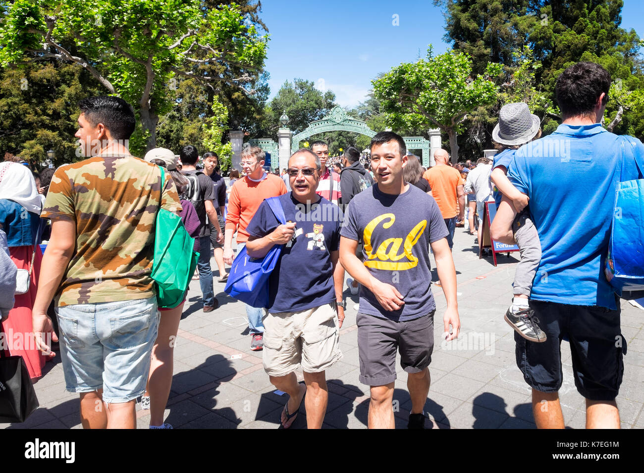 Universität von Kalifornien Berkeley Massen von Schülern, Studenten und Besucher auf dem Campus für Cal Tag, das jährliche Open House. Stockfoto
