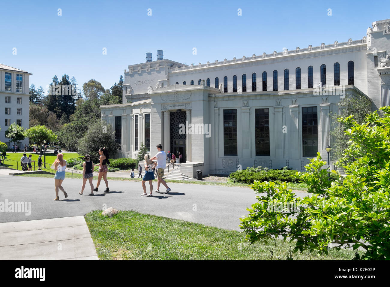 Universität von Kalifornien Berkeley campus Studenten zu Fuß durch die Biowissenschaften Gebäude und Chan Shun Auditorium. Sonniger Frühlingstag. Stockfoto