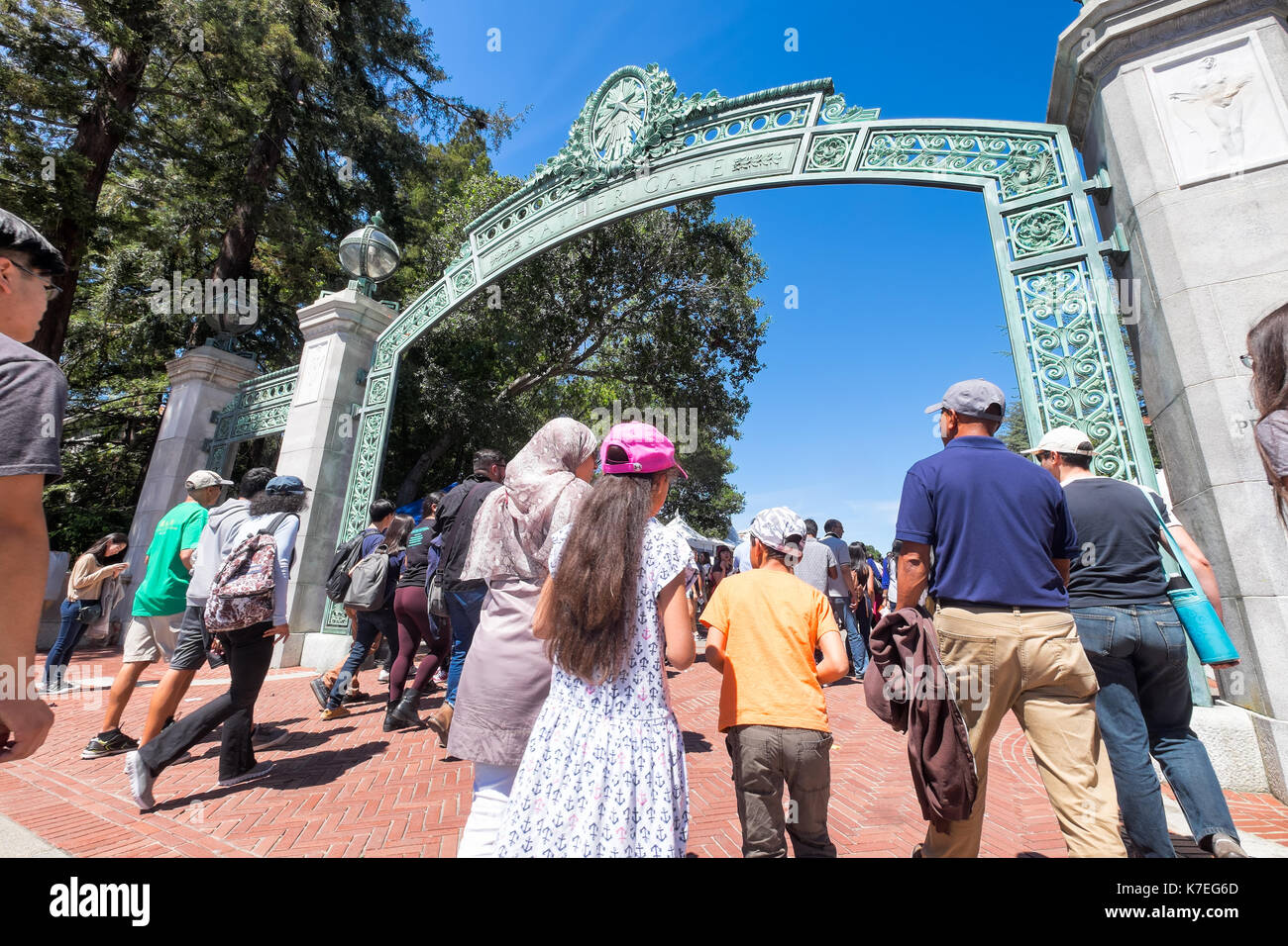 Universität von Kalifornien Berkeley Alumni, Studierende und Besucher auf dem Campus für Cal Tag, das jährliche Open House, dargestellt durch die berühmten Sather Gate. Stockfoto