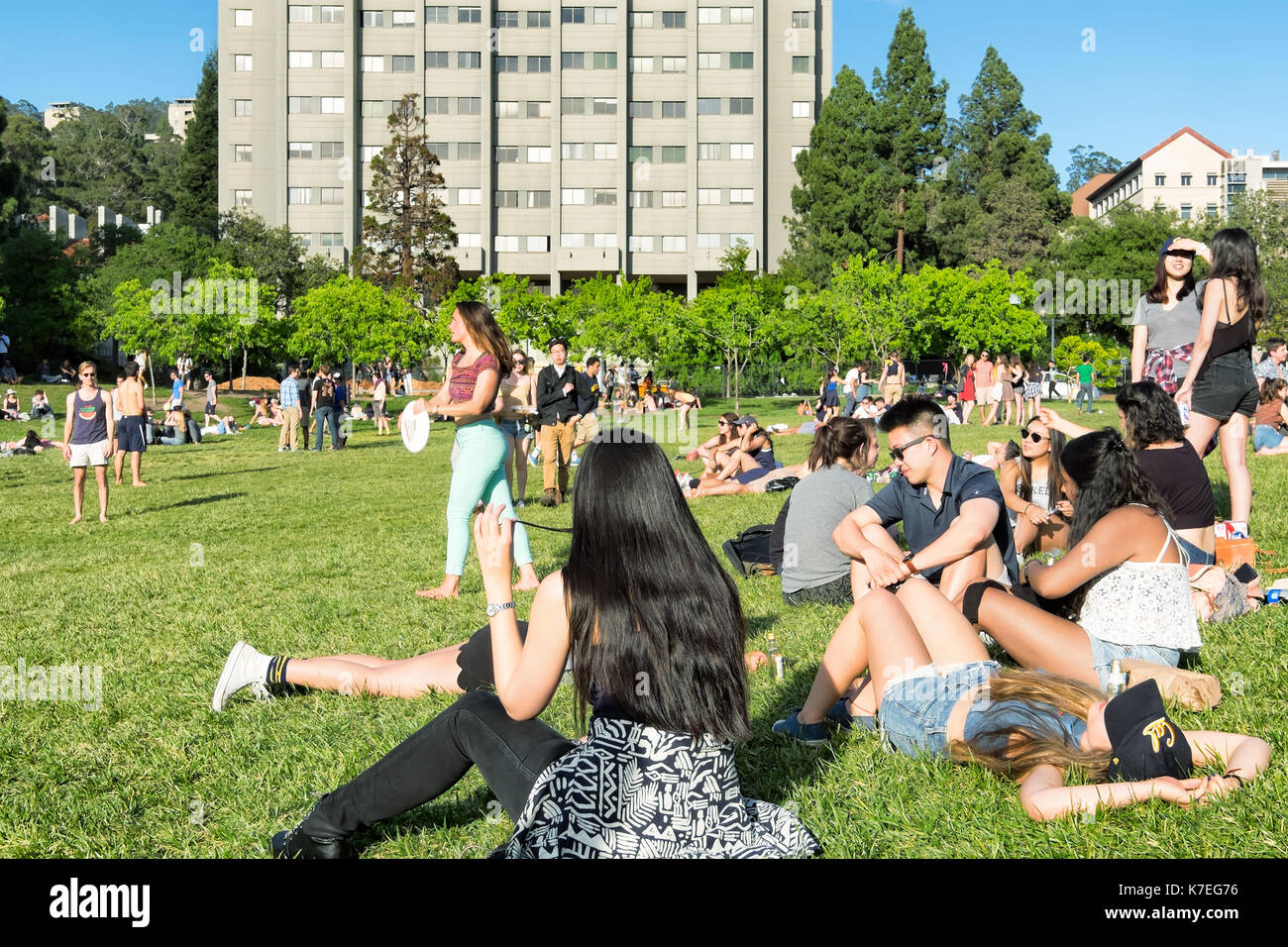 Studenten an der Universität von Kalifornien Berkeley Campus mit einem warmen Frühling Tag draußen auf dem Rasen. Stockfoto