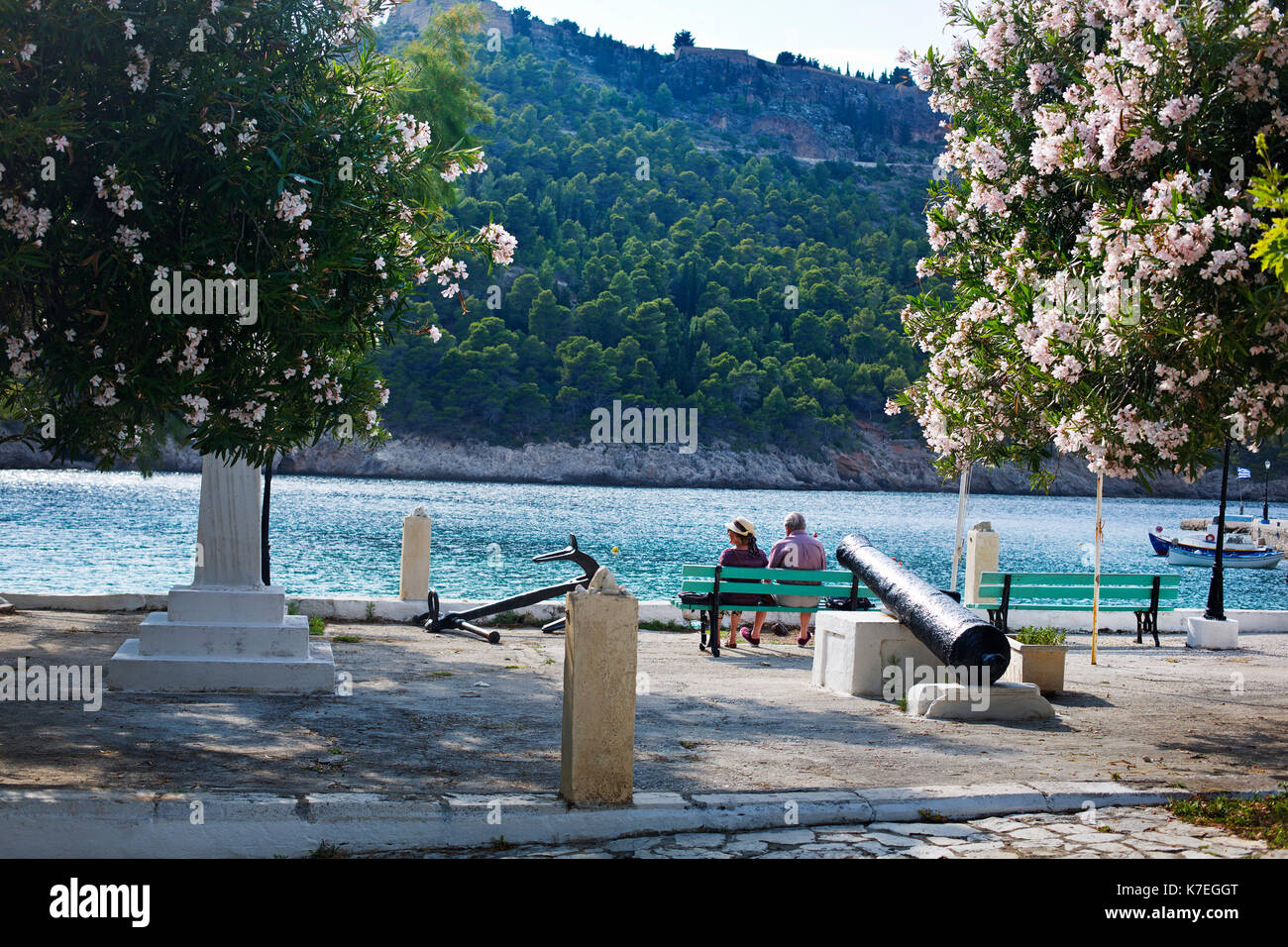 Touristen, die sich in der schönen Kefalonischen Dorf Assos sitzen Stockfoto