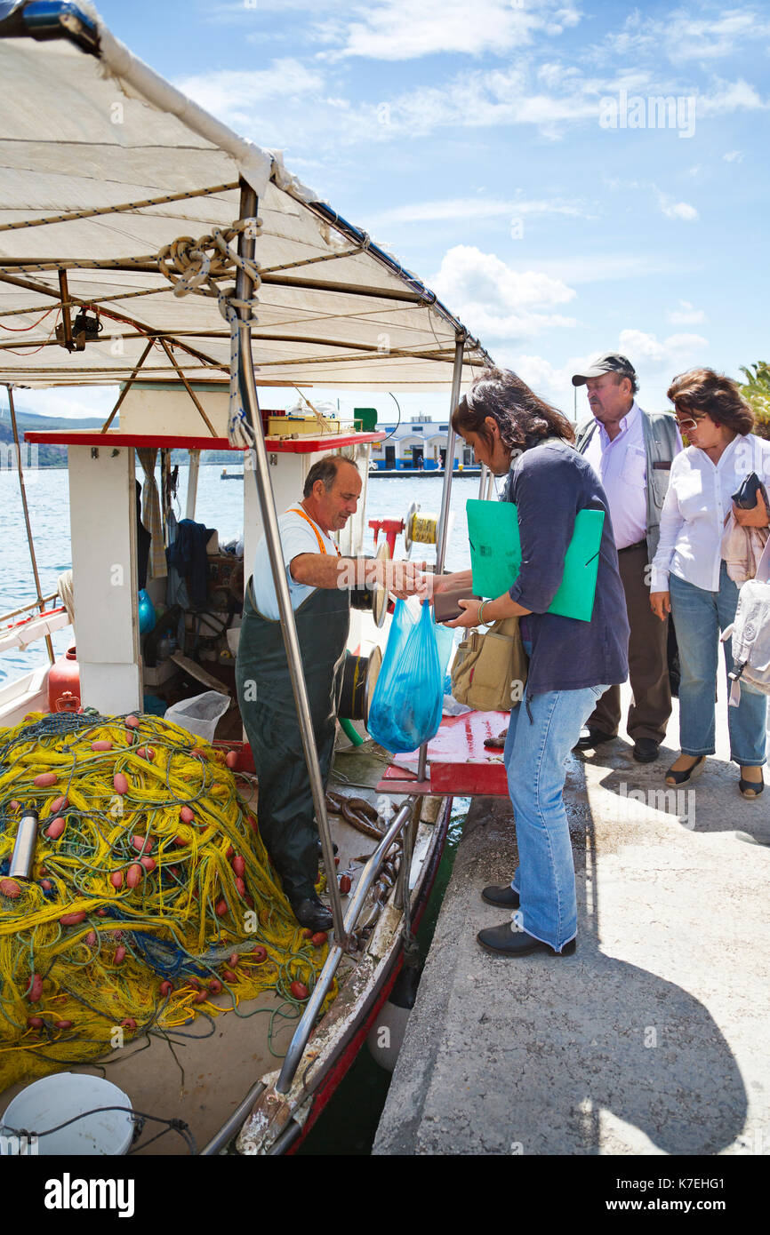 Die Fischer ihren Fang verkaufen in Argostoli ist die Hauptstadt der Insel Kefalonia Stockfoto
