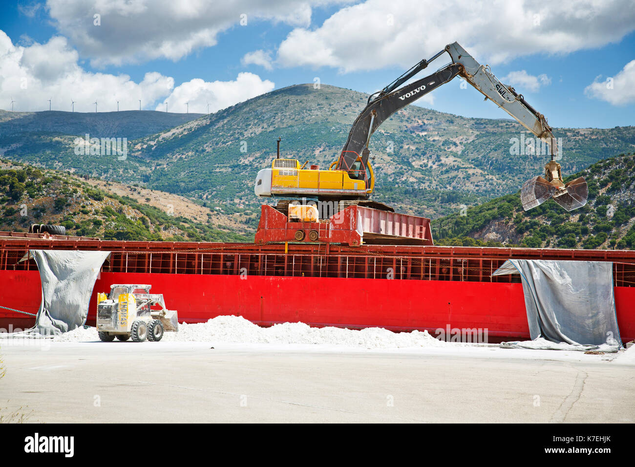 Ein Bagger laden ein Frachtschiff in Argostoli ist die Hauptstadt der Insel Kefalonia Stockfoto
