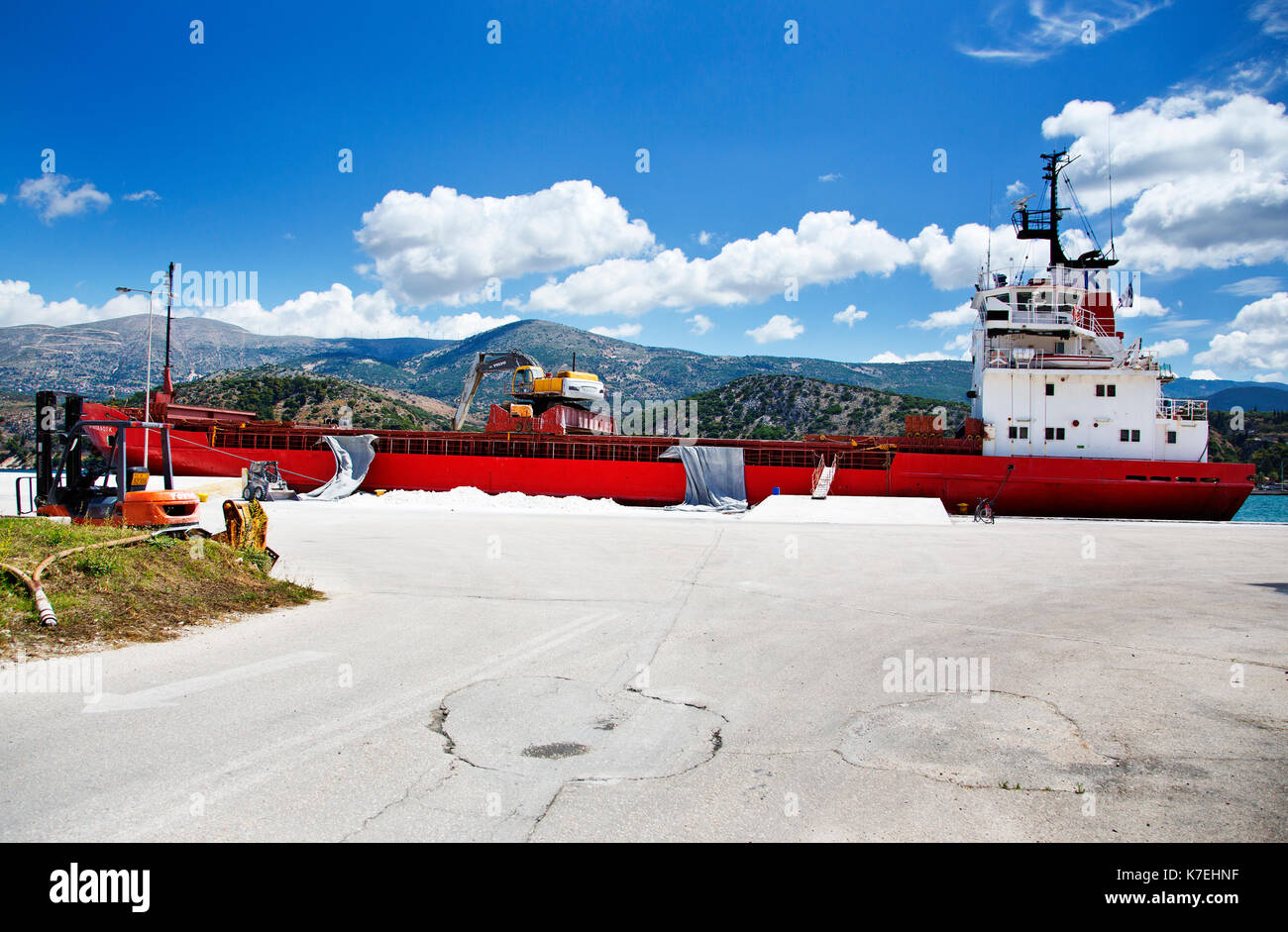 Ein Bagger laden ein Frachtschiff in Argostoli ist die Hauptstadt der Insel Kefalonia Stockfoto