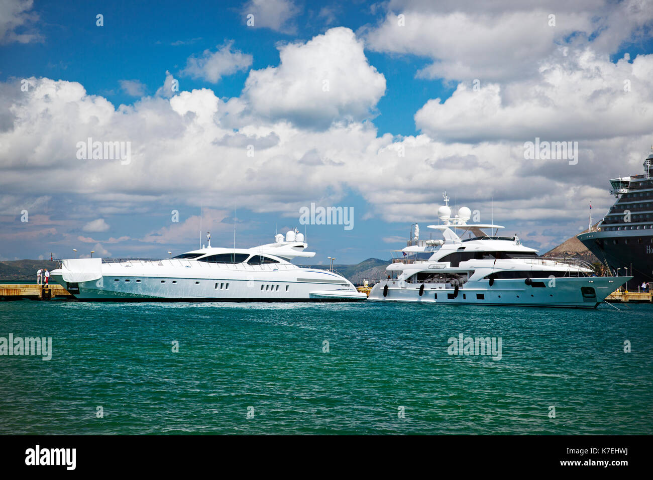 Luxus Cruisers in der Marina in Argostoli ist die Hauptstadt der Insel Kefalonia Stockfoto