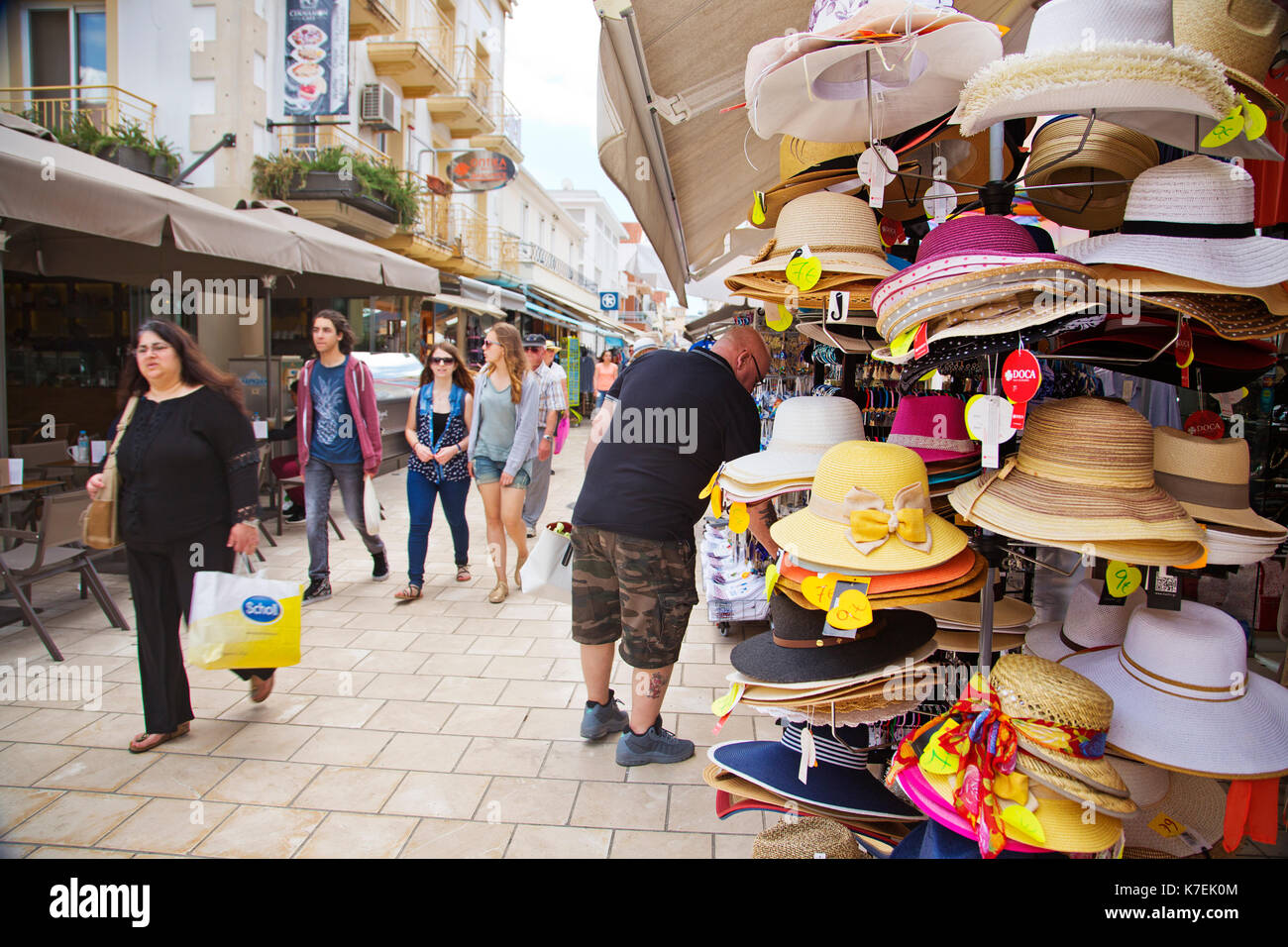 Touristen Einkaufen in argostoli ist die Hauptstadt von Kefalonia, greese Stockfoto