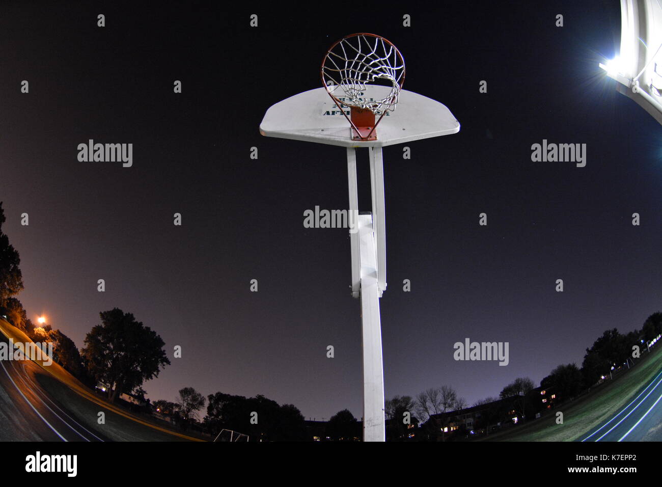 Basketball net bei Nacht Stockfoto