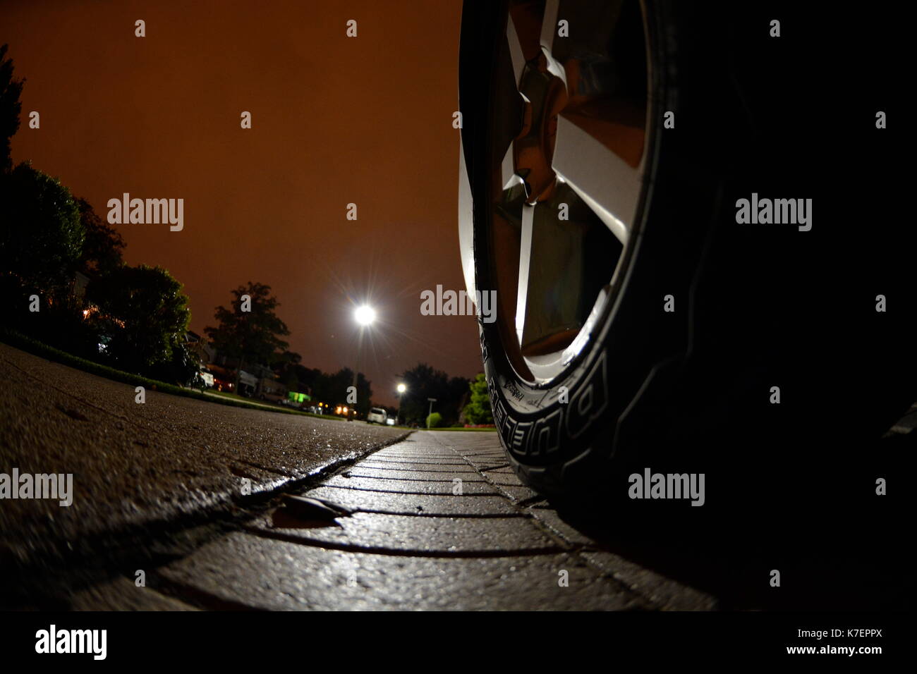 Weitwinkelaufnahme eines Reifens in der Nacht Stockfoto