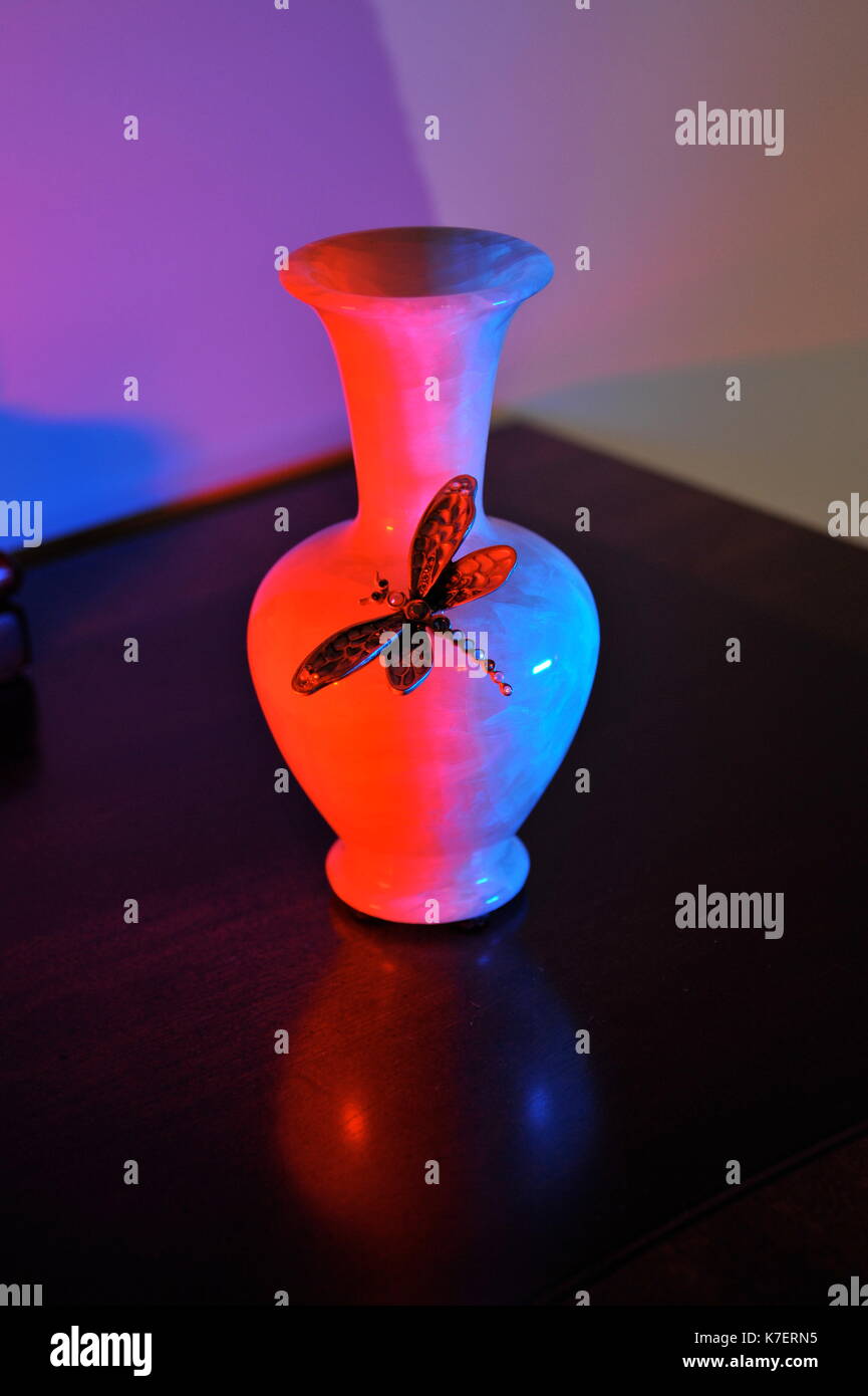 Strobe-effekte mit Blau und Rot auf einer Vase Stockfoto