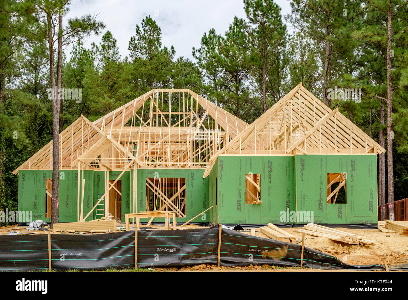 Neues Haus im Bau im Wald Unterteilung in Pike Creek Road, Alabama, einem Vorort von Montgomery Alabama, USA. Stockfoto