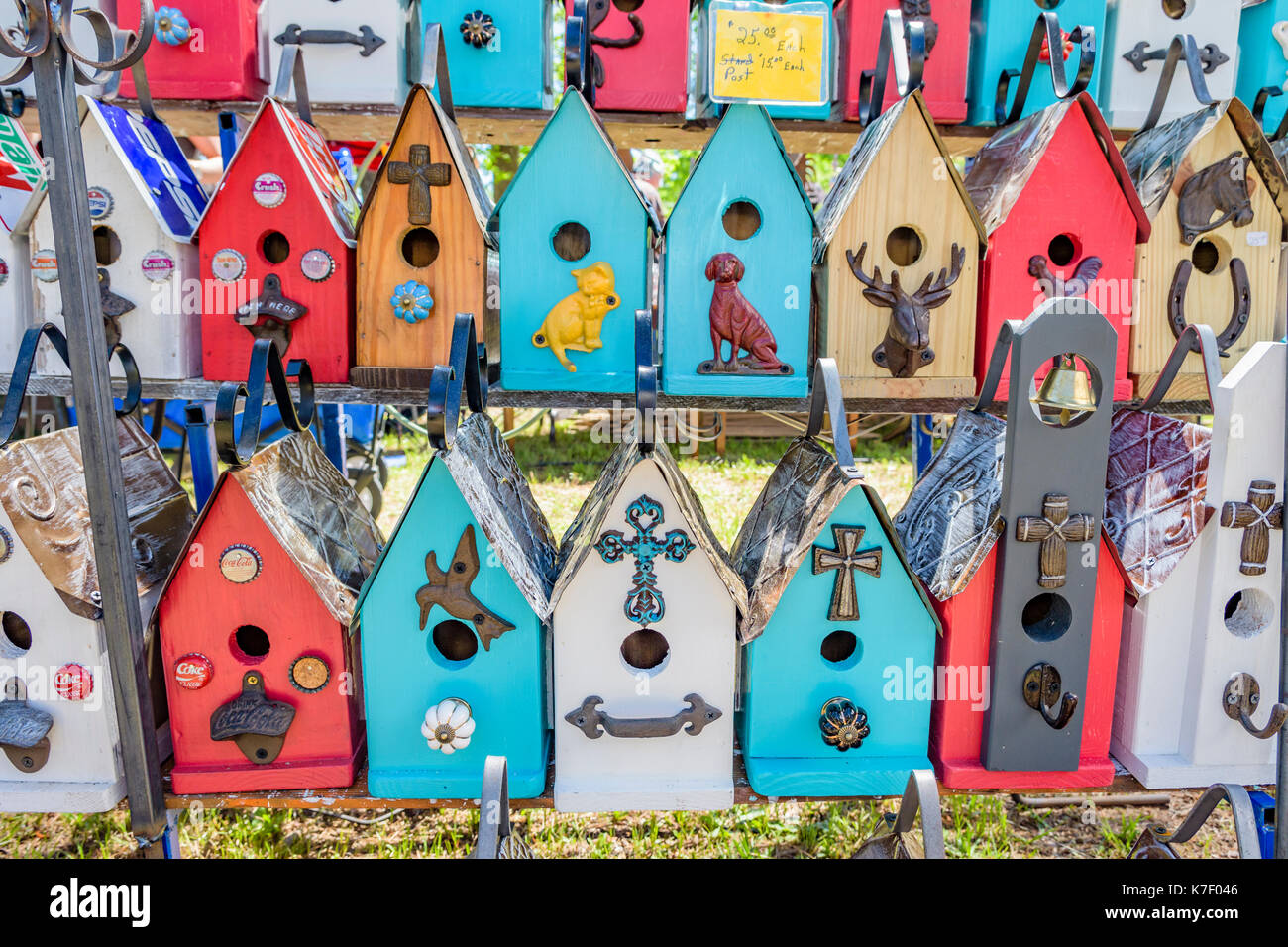Bunte Vogel Häuser für Verkauf bei einer Kunst und Handwerk Messe in ft., ländlichen Alabama in den USA. Stockfoto