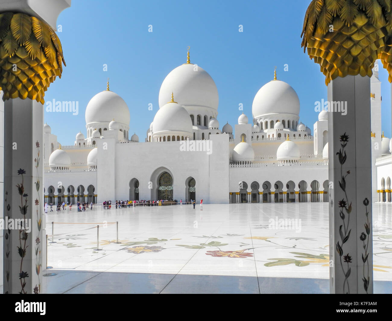 Sheikh Zayed Mosque-Ab u Dhabi mit Blick auf den Innenhof Stockfoto