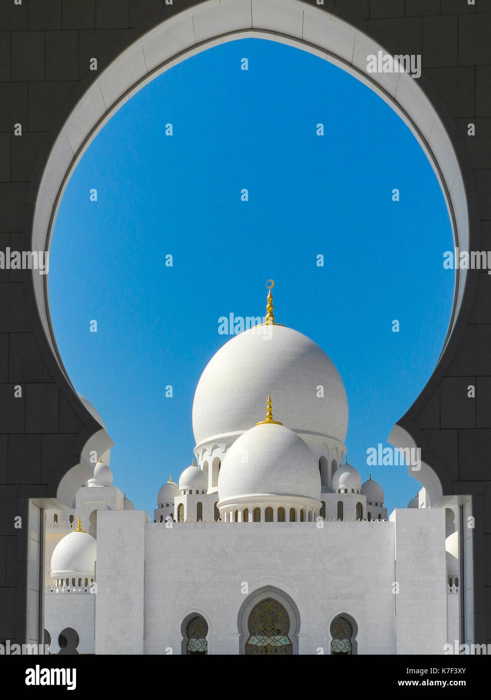 Blick auf Moschee kuppeln durch Bogen - Abu Dhabi Grand Moscheen Stockfoto